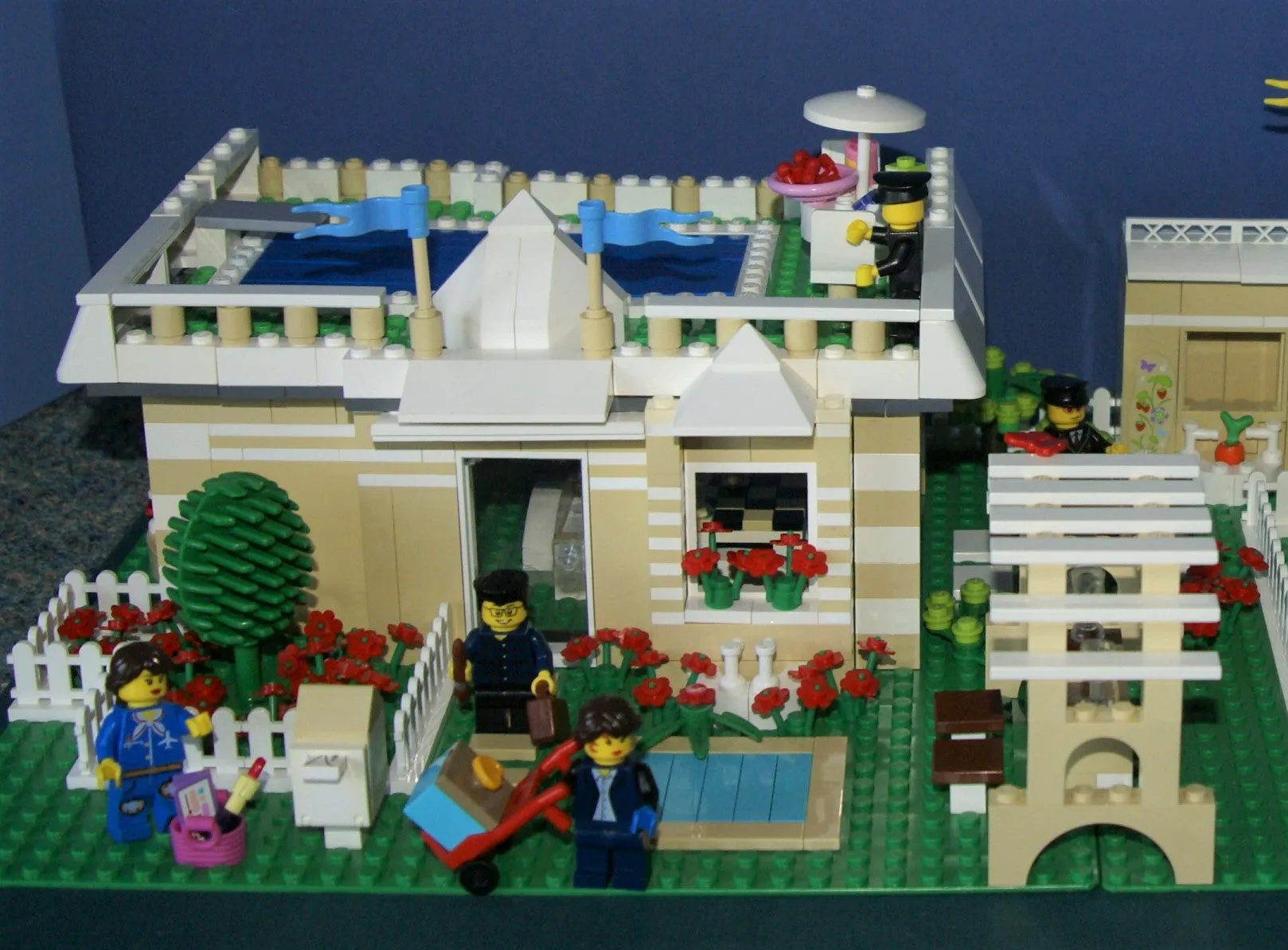 UNIQUE CUSTOM LEGO SET, POOL PARTY AT THE BERMUDA RANCH: 1101 PCS: 27, NOW RARE, RETIRED "TOWN" MINIFIGURES (1978-2010). HORSES, COLT, DOG, OWL, HOUSE, STABLES, GARDENS, FOUNTAIN, VEHICLES, BUGGIES, HARBOUR, MULTIPLE ACCESSORIES ETC (KIT 19)