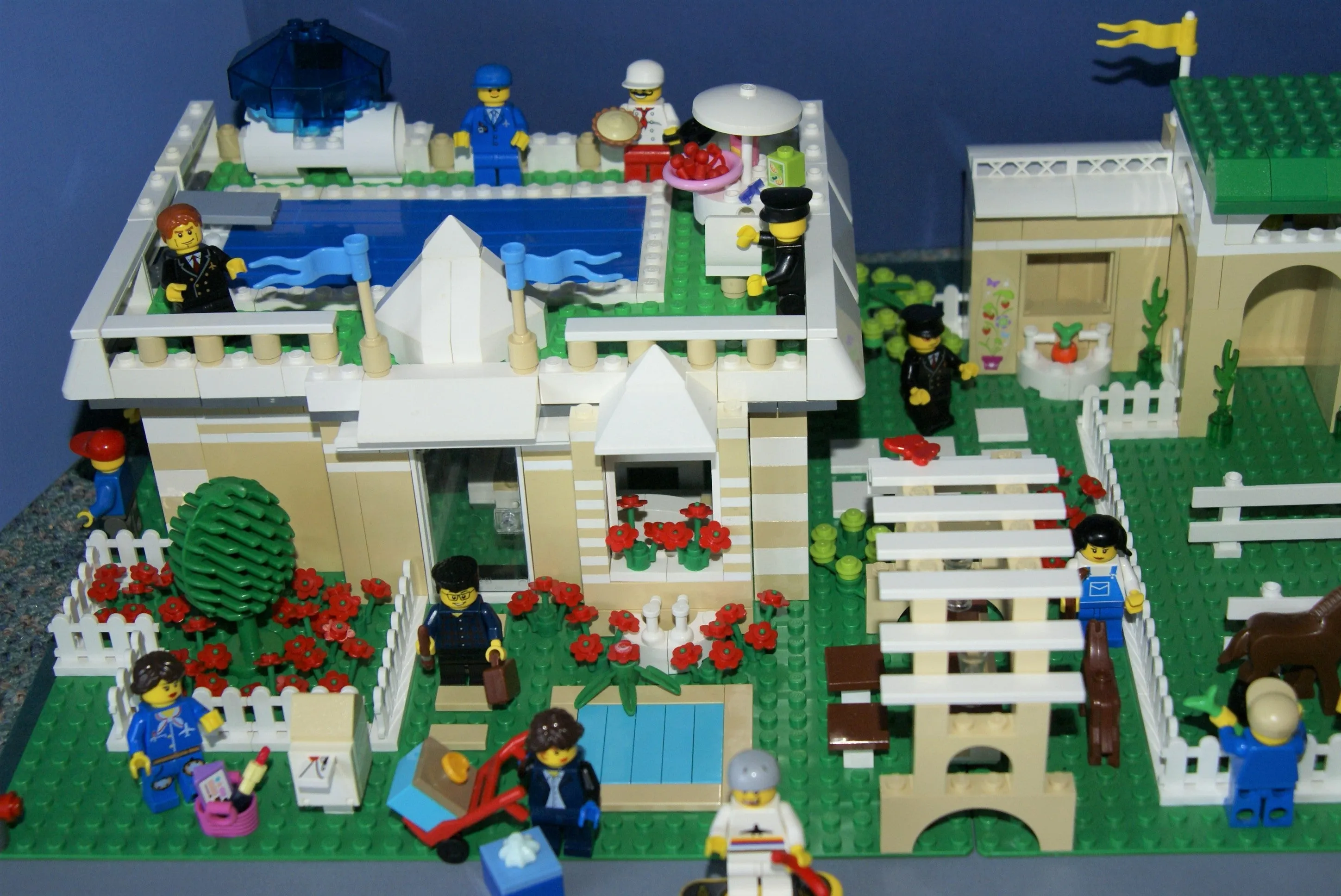 UNIQUE CUSTOM LEGO SET, POOL PARTY AT THE BERMUDA RANCH: 1101 PCS: 27, NOW RARE, RETIRED "TOWN" MINIFIGURES (1978-2010). HORSES, COLT, DOG, OWL, HOUSE, STABLES, GARDENS, FOUNTAIN, VEHICLES, BUGGIES, HARBOUR, MULTIPLE ACCESSORIES ETC (KIT 19)